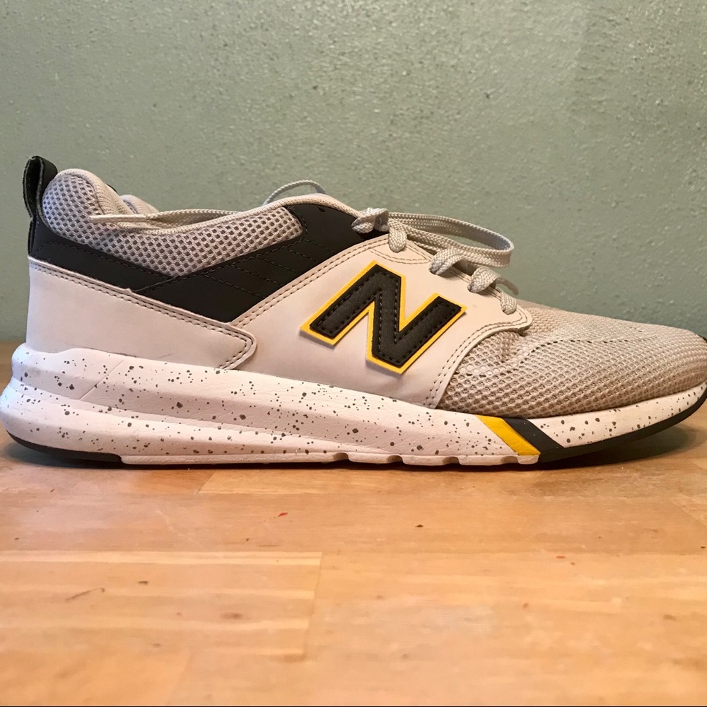 Men’s white New Balance tennis shoes size 10.5